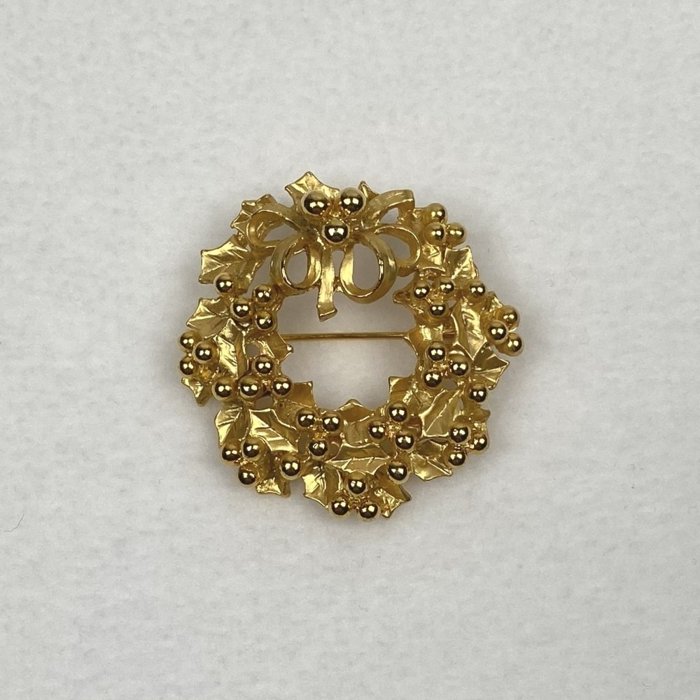 Vintage Gold Tone Christmas Holly Wreath Brooch Holiday Pin with Bow Accessory